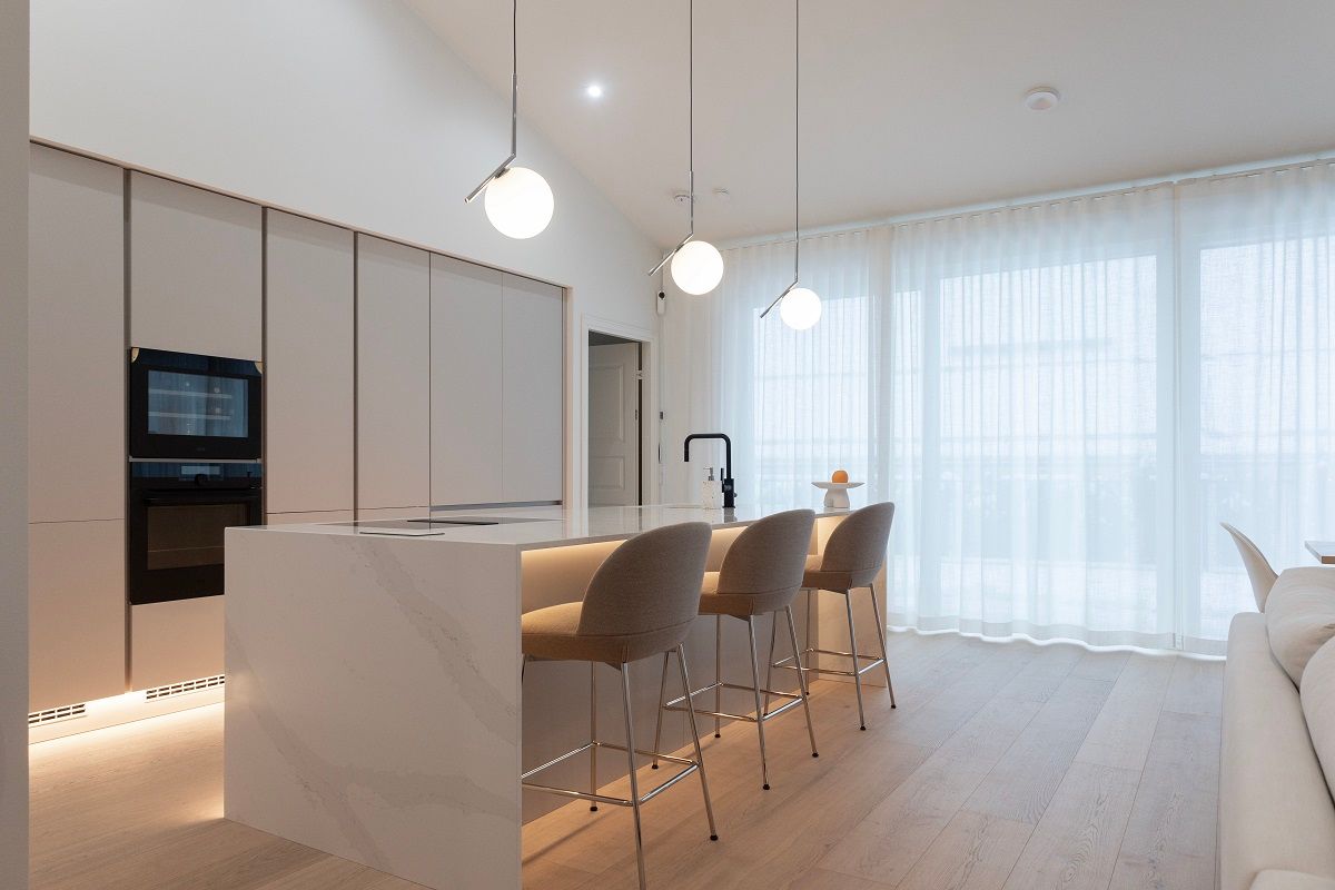 Illuminazione d'atmosfera in cucina con strisce LED nello zoccolo e sotto il piano dell'isola.